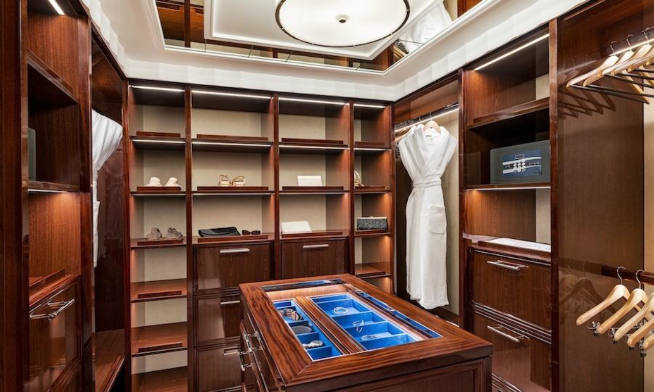 Amplo closet permite aos ocupantes guardar todos os seus pertences durante o cruzeiro