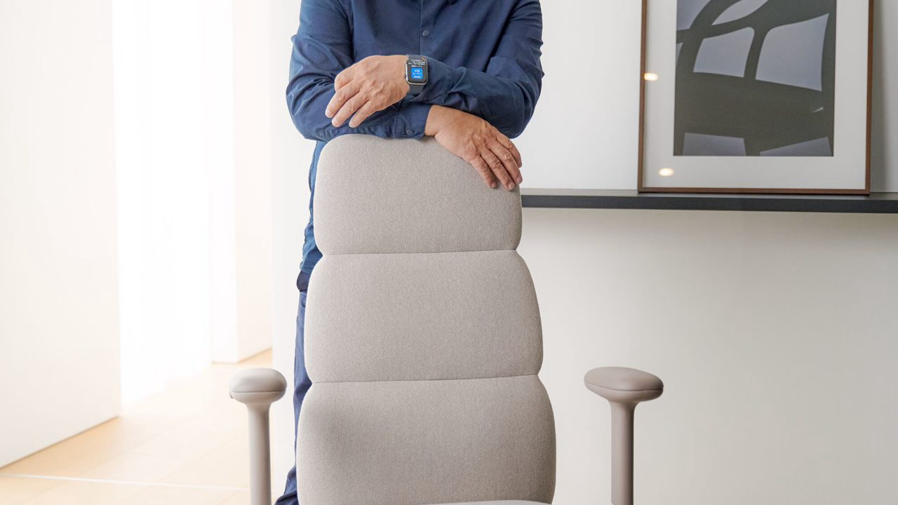 Criador e criatura: o designer posa junto da cadeira Asari, um dos lançamentos que marcam o centenário da Herman Miller em 2023