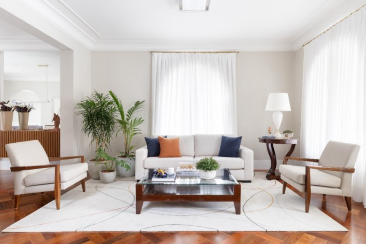 No projeto da arquiteta Daniela Funarim, o tapete setoriza a sala de estar e "abraça" o mobiliário.