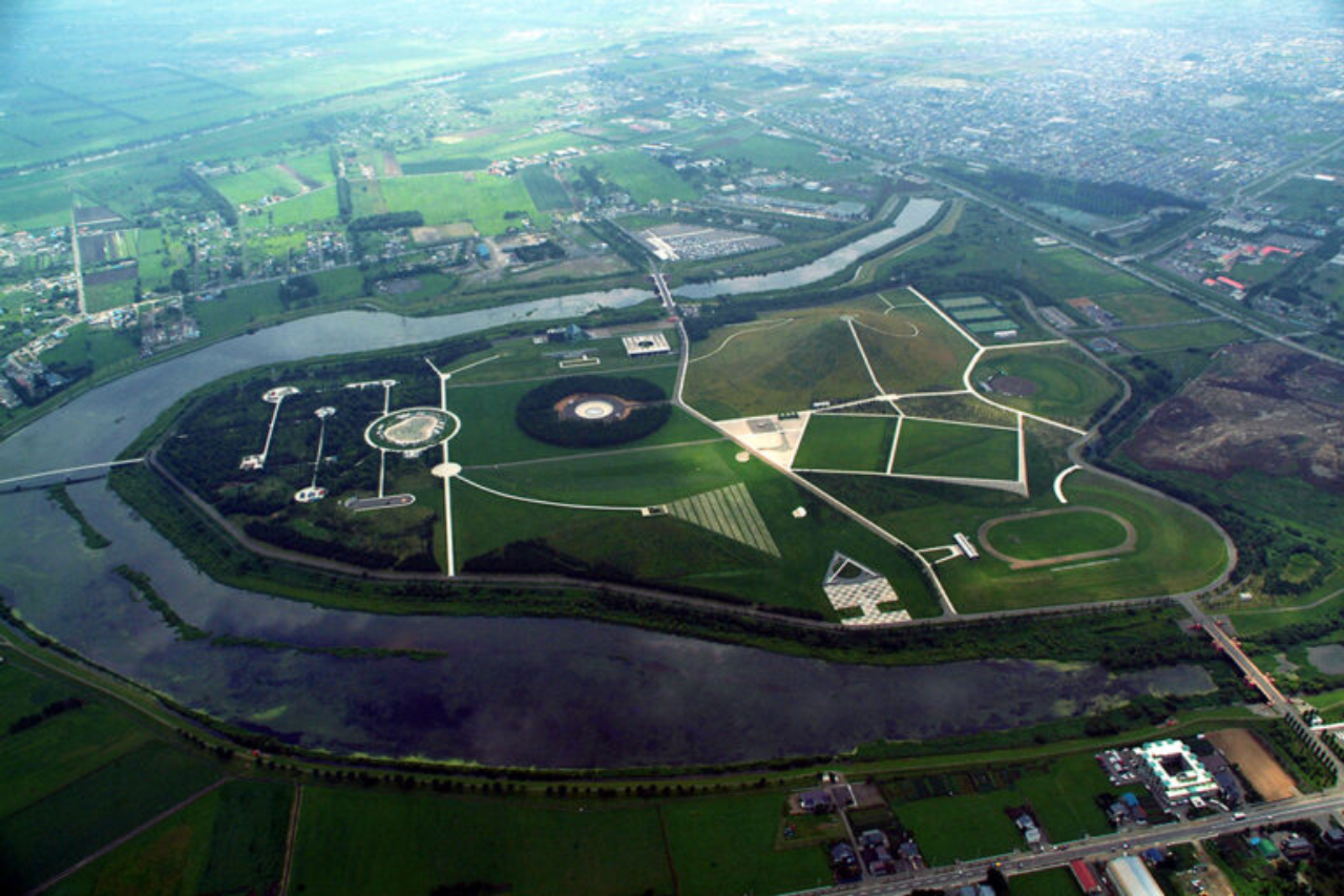 Moerenuma Park, em Sapporo; projeto de Isamu Noguchi