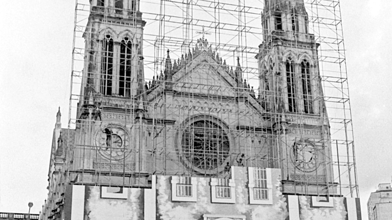 Na imagem, colocação do tapume com a imagem da antiga Igreja Matriz, isolando a Catedral para obras de restauro, março de 1993