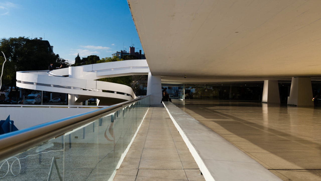 O vão livre é uma das características mais marcantes do Museu Oscar Niemeyer, que divide nome com seu criador