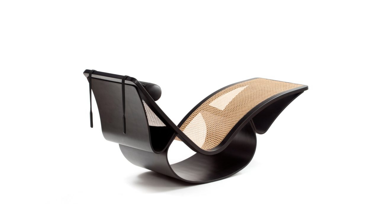 Cadeira de balanço Rio, de Oscar Niemeyer, é destaque na mostra "Contemporary Design Selection". 