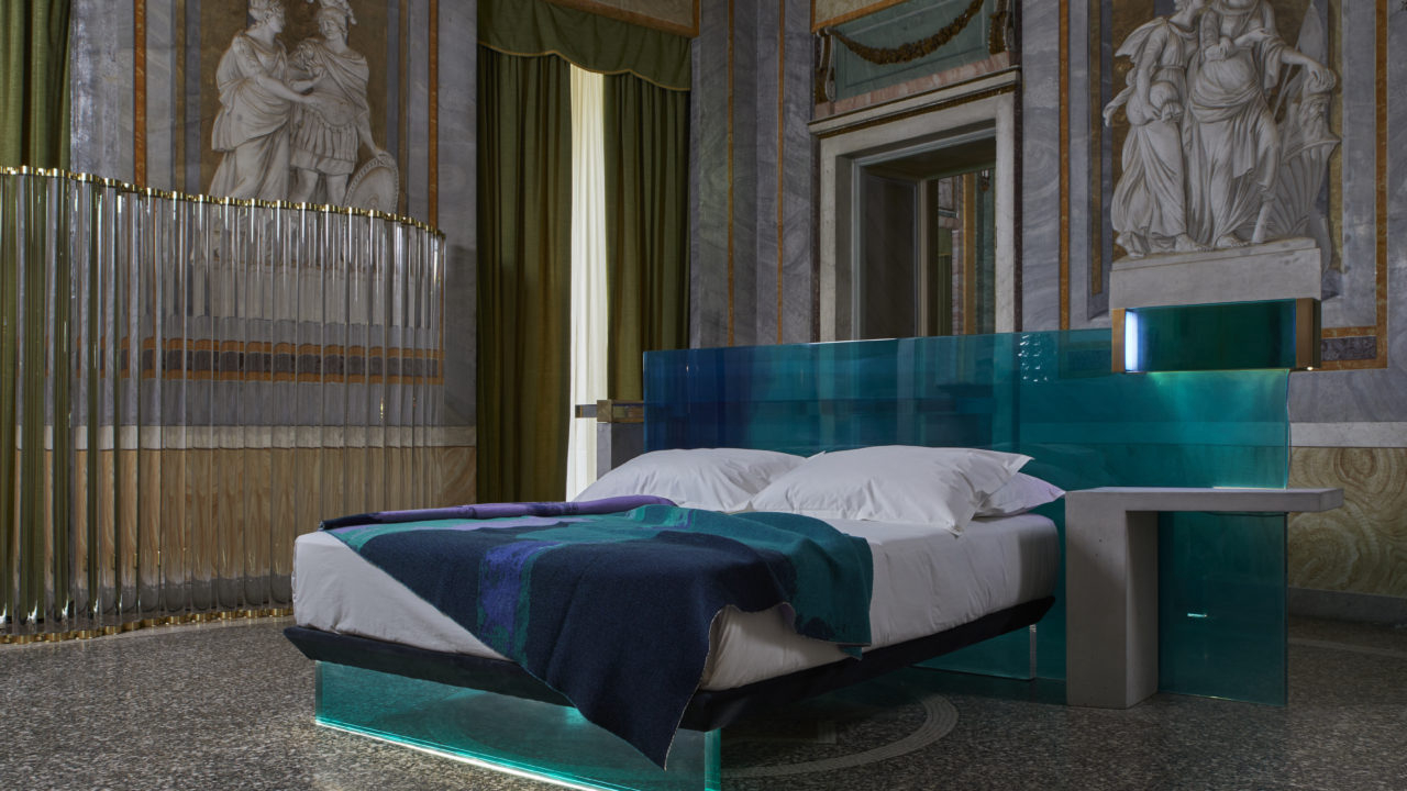 Escultura-cama LEWIT, por Draga &amp; Aurel e Giuliano dell'Uva para Galeria Rossana Orlandi.