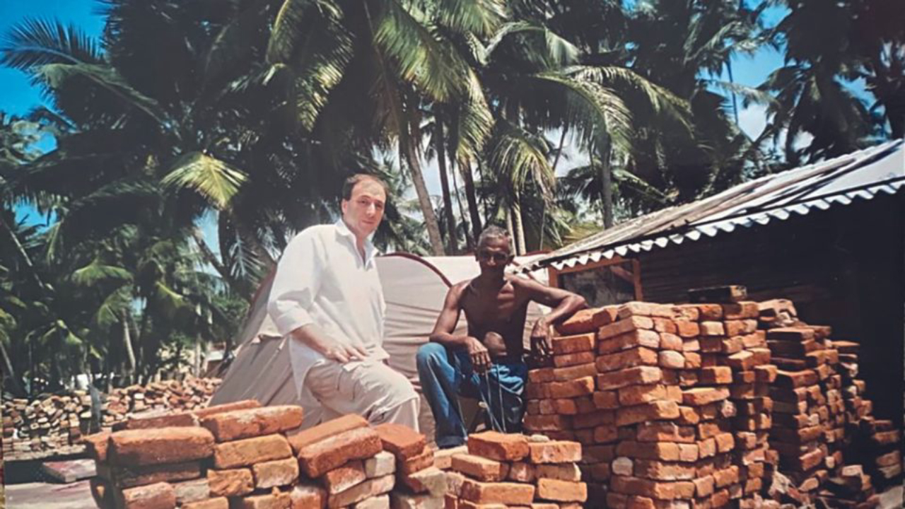 Os tijolos são a “poupança” de Ahmed para reconstrução de sua casa.