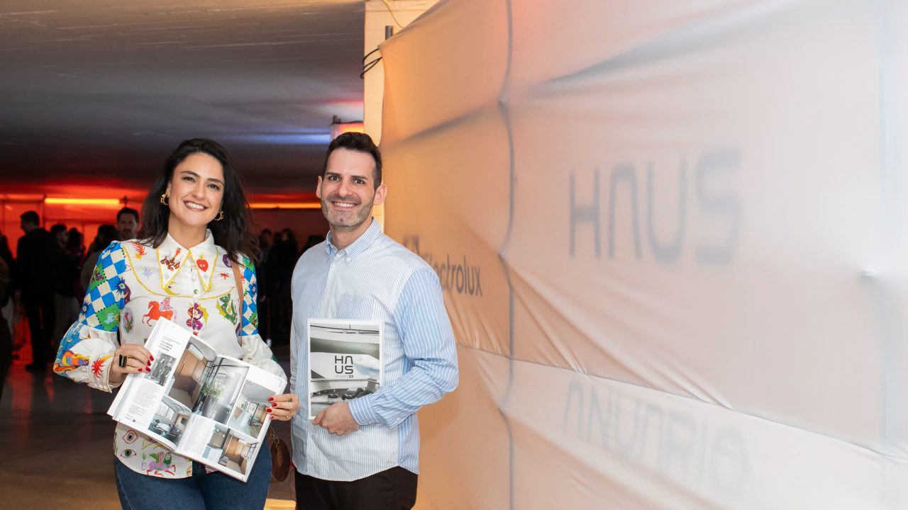 Thaline Frade e Allan Esmanhoto com o Anuário HAUS 2023
