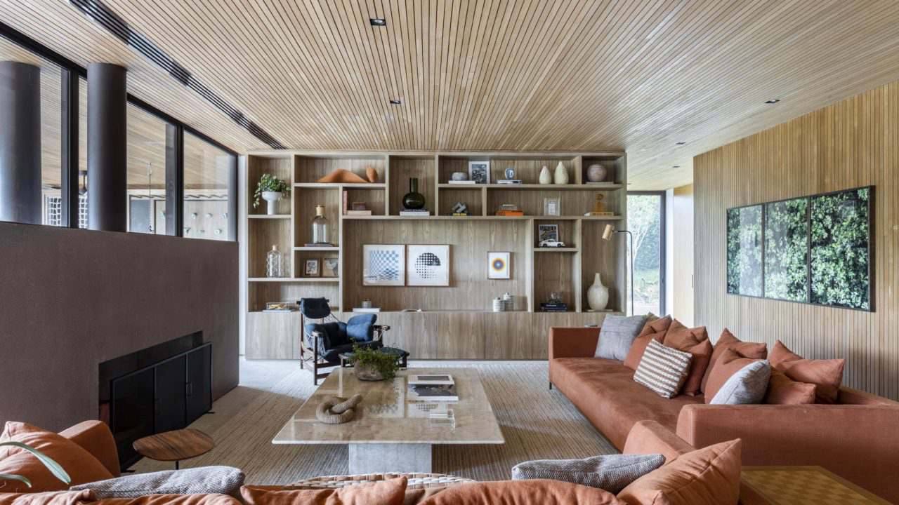 A madeira domina os ambientes da casa de campo projetada pelo escritório BZP Arquitetura.