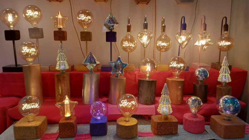 A Mukifu Design produz luminárias com cúpulas, fios e filamentos customizáveis com base em lascas de madeira prensada e troncos de reaproveitamento  