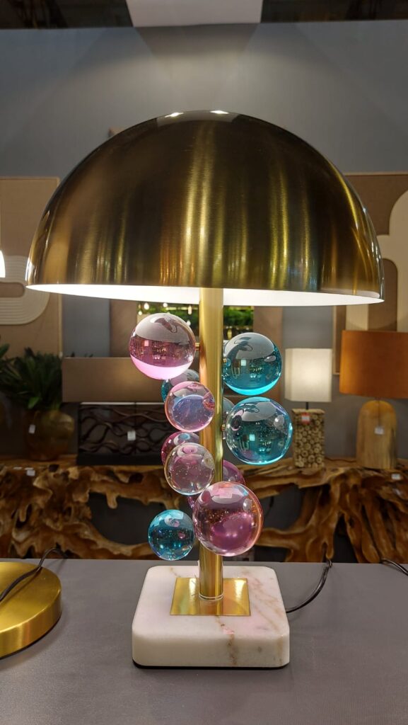 Esferas coloridas em vidro remetem às bolhas de sabão no abajur da Lucatti Artes e Decorações
