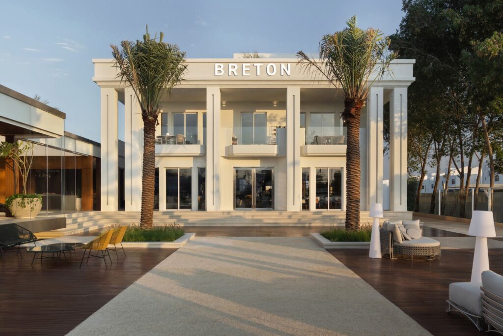Showroom da Breton tem 1.300m² está localizado na Al Wash Road, um dos pontos mais exclusivos de Dubai | Foto: Natelee Cocks