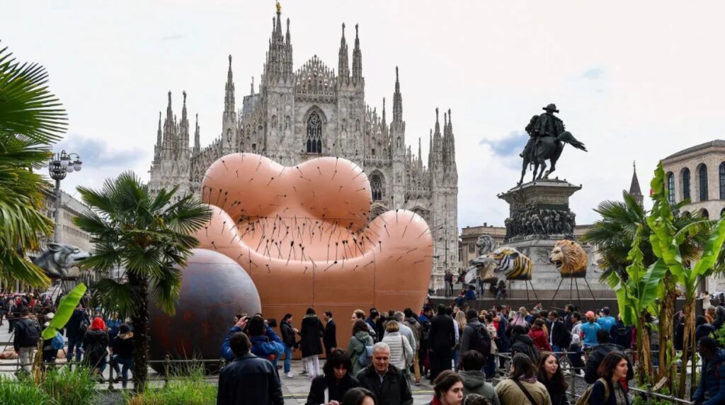 Instalaçao na piazza Duomo da poltrona UP durante a celebração do aniversário de 50 anos de seu lançamento, em 2019 | Foto: Getty Image