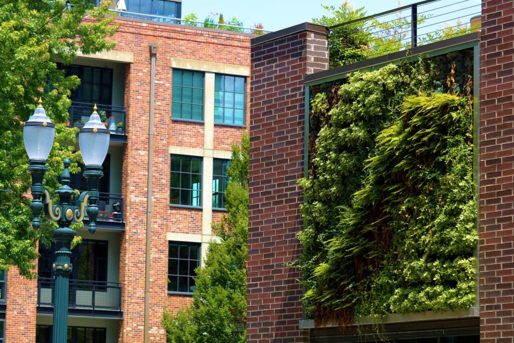 Os jardins verticais podem ser uma opção para reduzir ruídos sonoros nas cidades | Photojohn830/Bigstock
