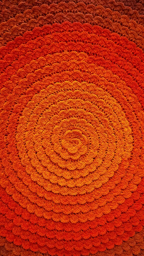 Em crochê de lã, tapete da coleção Swirl, por Patricia Urquiola para CC-Tapis, cujas cores remetem às estações do ano. Neste caso, ao outono | Sharon Abdalla.