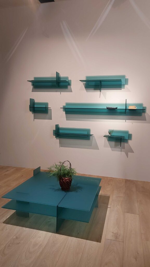 Mesa de centro e prateleiras da coleção Kazimir, por Michael Anastassiades para Glas Italia | Sharon Abdalla