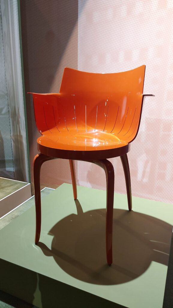 Giratória em laranja vibrante, a cadeira Panorama Swivel, da Kartel | Sharon Abdalla