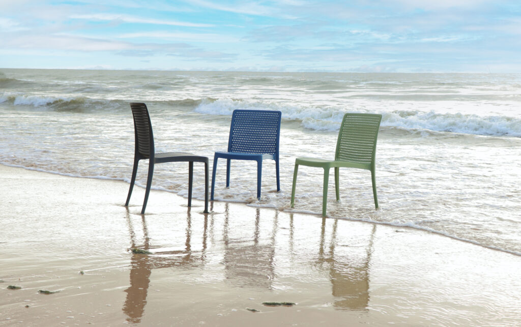 As cadeiras estão disponíveis em três cores: preto, branco e azul. Na foto, modelo Isabelle | Tramontina/Divulgação