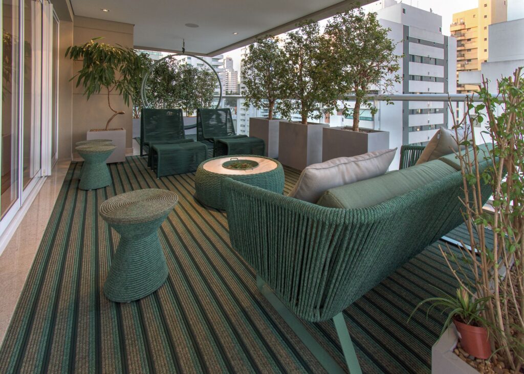 Na varanda desse apartamento, diversas espécies se mesclam com o mobiliário verde em corda náutica | Maura Mello