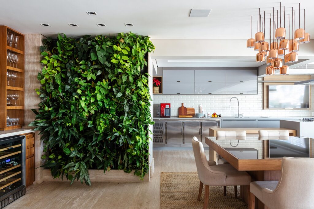 No projeto desse apartamento, as arquitetas Danielle Dantas e Paula Passos eliminaram as paredes que seriam barreiras físicas entre sala de jantar, adega e a varanda gourmet | Maura Mello