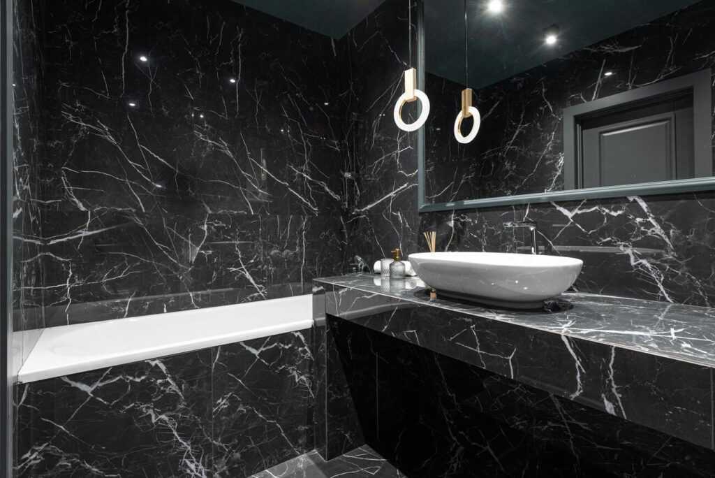 O porcelanato polido traz um visual glamouroso e refinado ao banheiro, criando um espaço elegante e sofisticado | Pexels