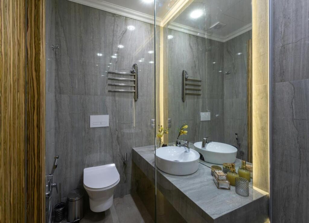 O porcelanato acetinado cinza proporciona um ambiente spa-like, perfeito para momentos de relaxamento no banheiro | Pexels
