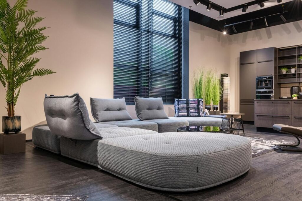 A combinação de porcelanato cinza na sala de estar deixa o ambiente ainda mais elegante | Pexels