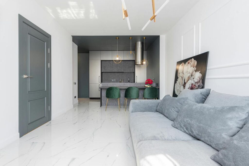 Crie uma sala de estar moderna e funcional com porcelanato acetinado, perfeito para combinar com elementos contemporâneos e minimalistas |Pexels