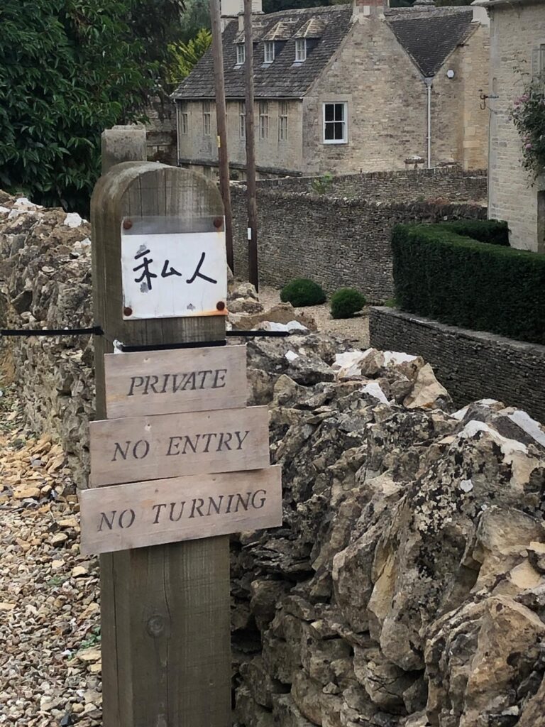 Placa para turistas chineses em Cotswolds, na Inglaterra, 2023 | Jonas Rabinovitch/Arquivo pessoal