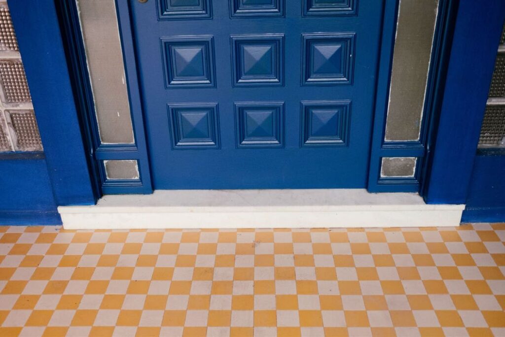 Detalhe da porta de entrada azul da casa antiga. | Crédito: Divulgação Weefor.