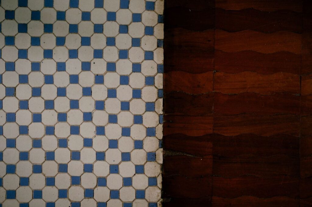 Detalhe da cerâmica e painéis de madeira da casa antiga. | Divulgação Weefor.