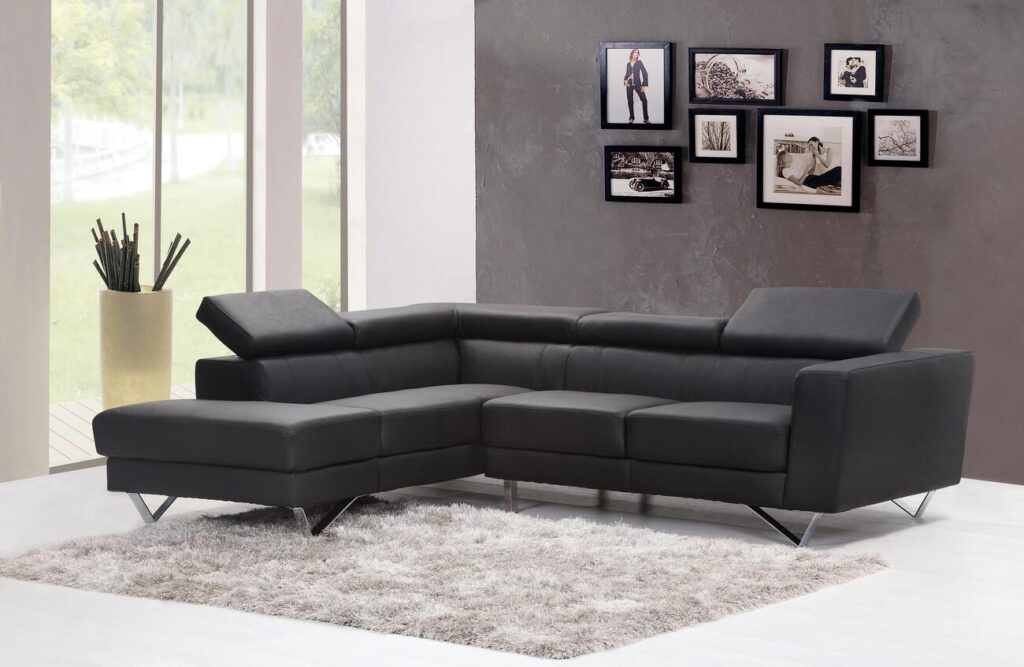 Um sofá minimalista preto, destacando seu design elegante e linhas limpas | Pexels