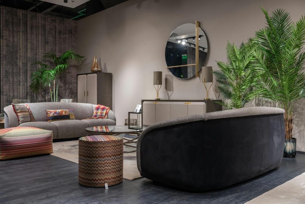 Sofá minimalista com almofadas decorativas, adicionando toque de conforto sem perder a simplicidade | Pexels