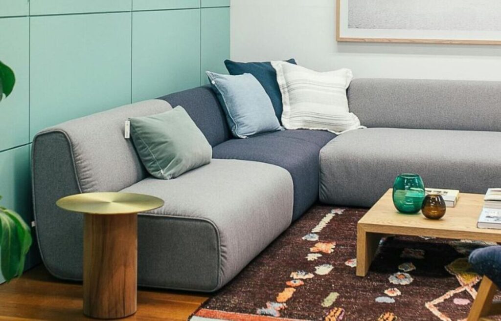 Sofá minimalista em sala de estar aconchegante, mostrando sua versatilidade e estilo | Pexels 