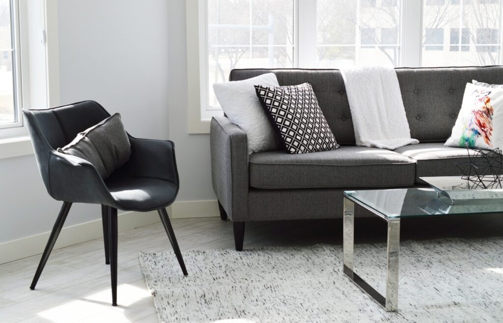 Sofá minimalista integrado em uma sala pequena, mostrando como otimizar espaços compactos com estilo | Pixabay