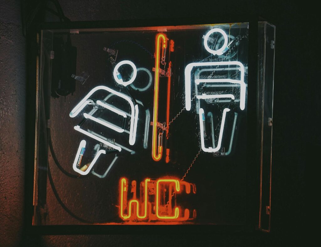 Placas e iluminações com neon vão deixar o banheiro com mais identidade para seus clientes. Fonte: Pexels