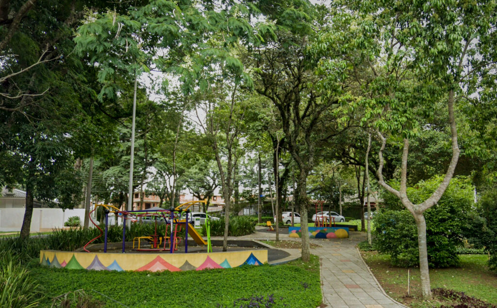 Foto: Autora. Vista playground do Largo Erasmo de Rotterdam.