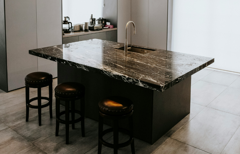 Banqueta preta eleva o luxo e o contraste em cozinhas modernas. Fonte: Unsplash