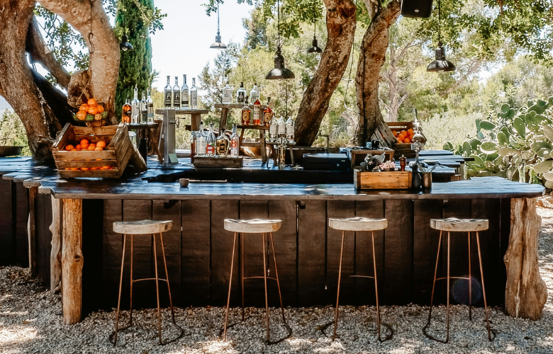 Os modelos com encosto almofadado em tonalidade neutra convida ao conforto e à elegância. Fonte: Unsplash