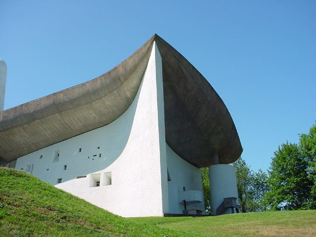 Capela em Ronchamp, França. Projeto de Le Corbusier | Fonte: Wikimedia