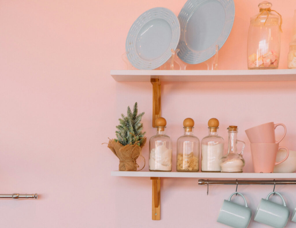 Aposte em cores também em objetos decorativos, utensílios, prateleiras e nichos. Fonte: Unsplash