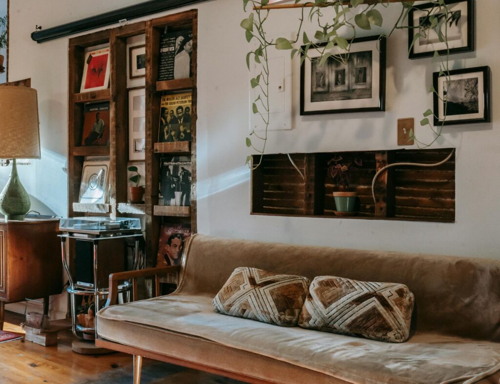 Na decoração boho as cores terrosas e elementos naturais dão um lar acolhedor. Fonte: Pexels
