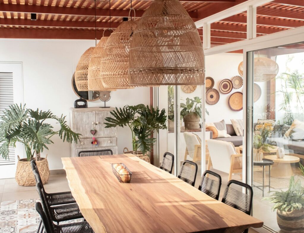 A varanda com a decoração boho: plantas, redes e luz suave fica com um toque natural. Fonte: Unsplash