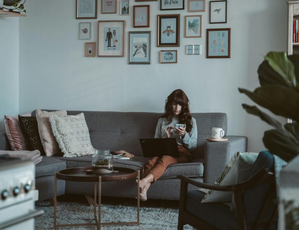 Aposte em quadros na parede, almofadas com estampas criativas e tenha uma sala boho. Fonte: Pexels