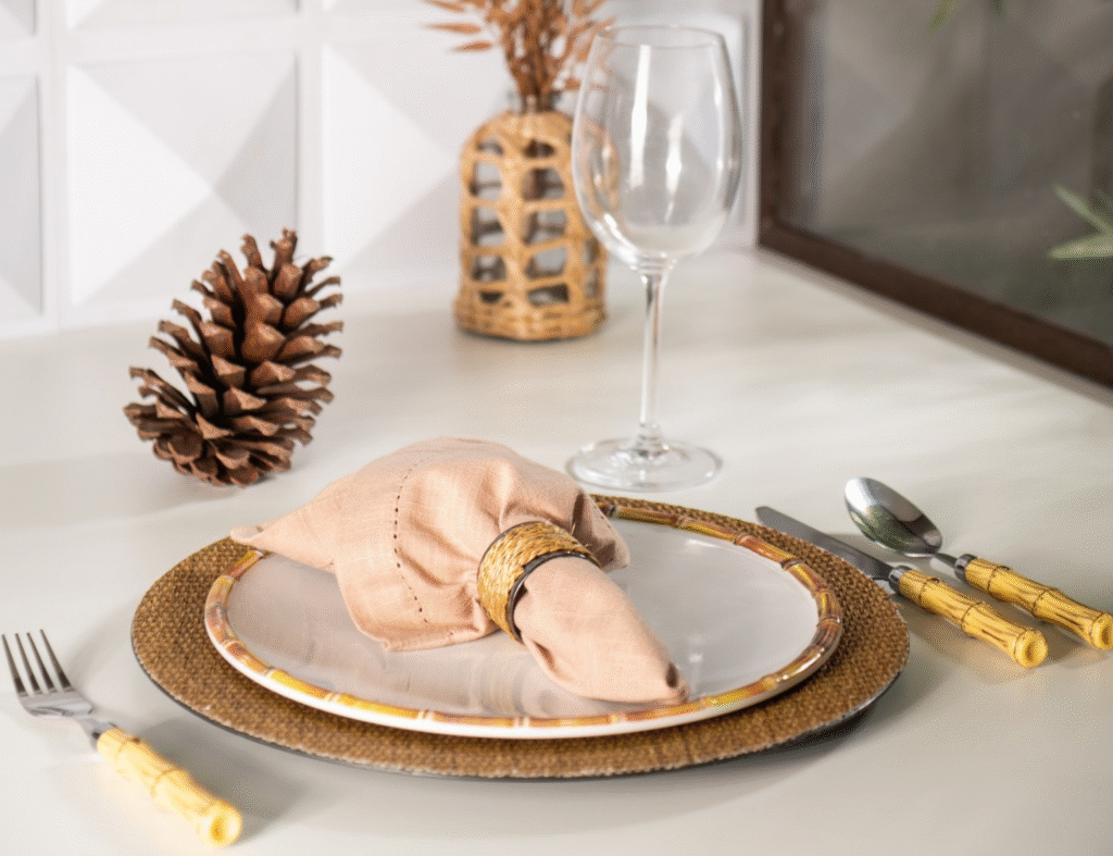 Mesmo em mesas casuais, saber a posição dos talheres na mesa simples valoriza o momento. Fonte: WolyCasa