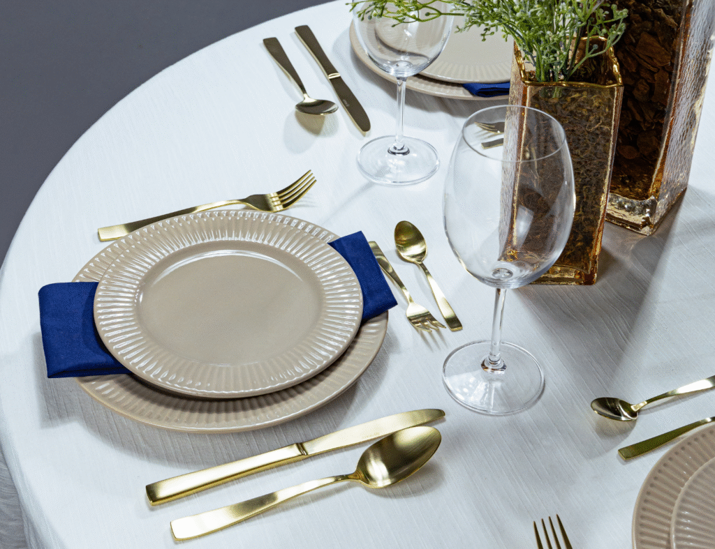 A harmonia da mesa começa com a posição dos talheres e copos na mesa. Inspire-se. Fonte: WolyCasa