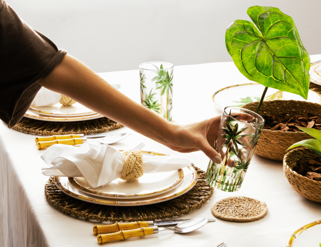 Clima descontraído pede leveza na decoração e atenção à posição dos talheres e copos na mesa. Fonte: WolyCasa