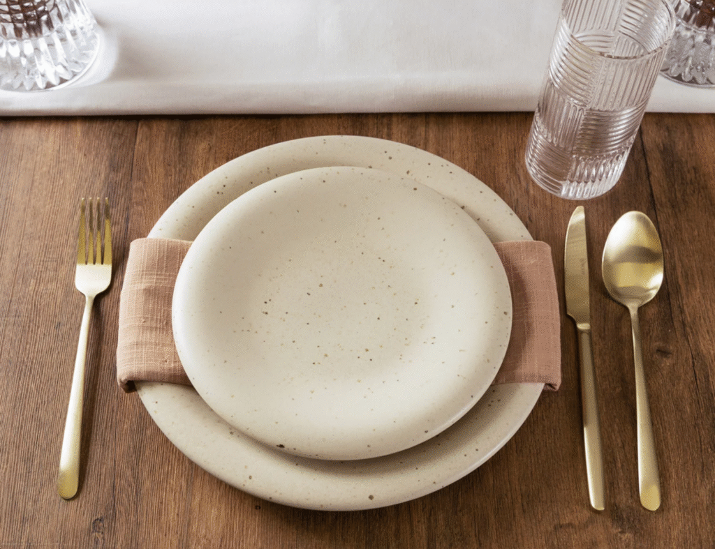 Mesa simples mas bem pensada na posição dos talheres. Fonte: WolyCasa