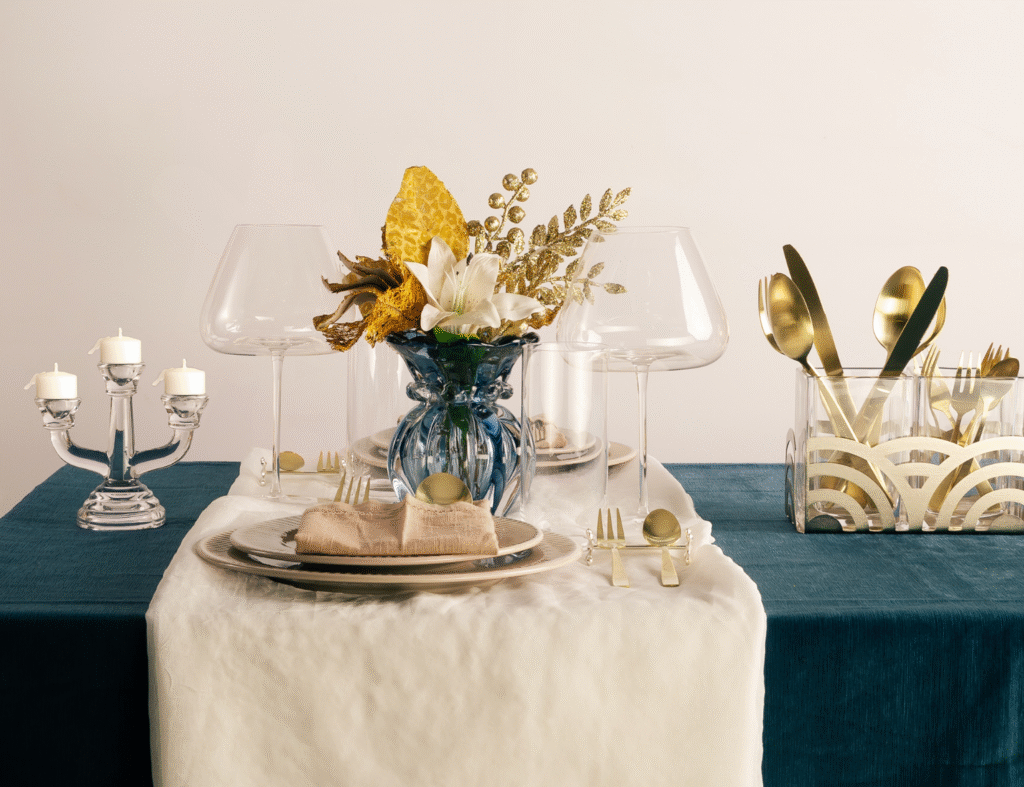 Receber bem começa por saber qual a posição dos talheres na mesa. Estilo e funcionalidade juntos. Fonte: WolyCasa