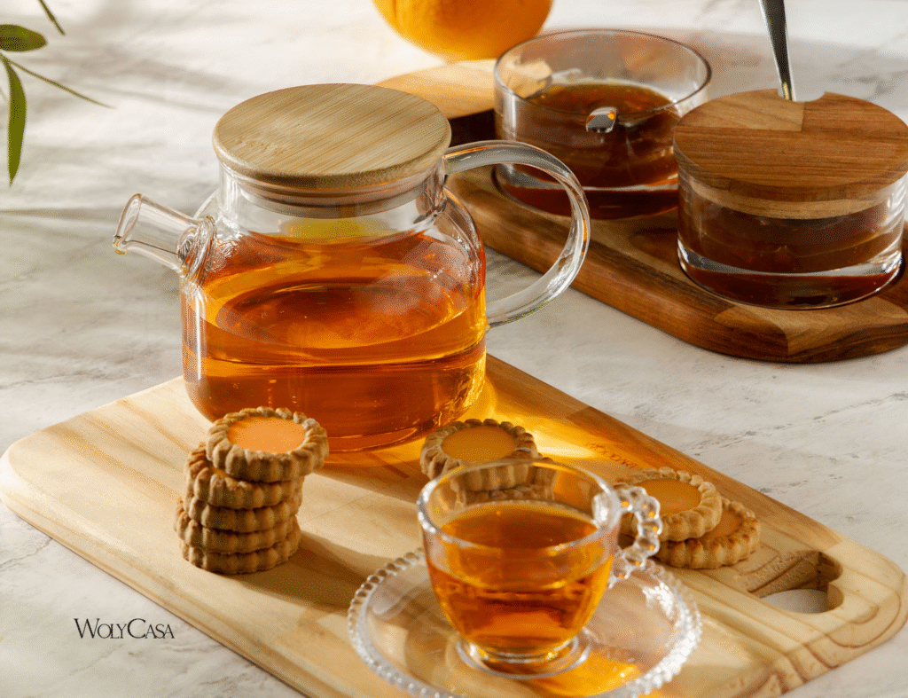 Escolha chaleiras e utensílios que possam ir do fogão à mesa posta café da manhã sem perder a elegância. Fonte: WolyCasa