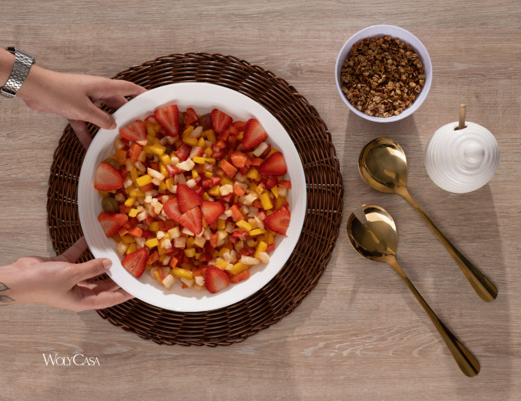 Bowls são ótimas opções para servir saladas de frutas na mesa posta de café da manhã. Fonte: WolyCasa