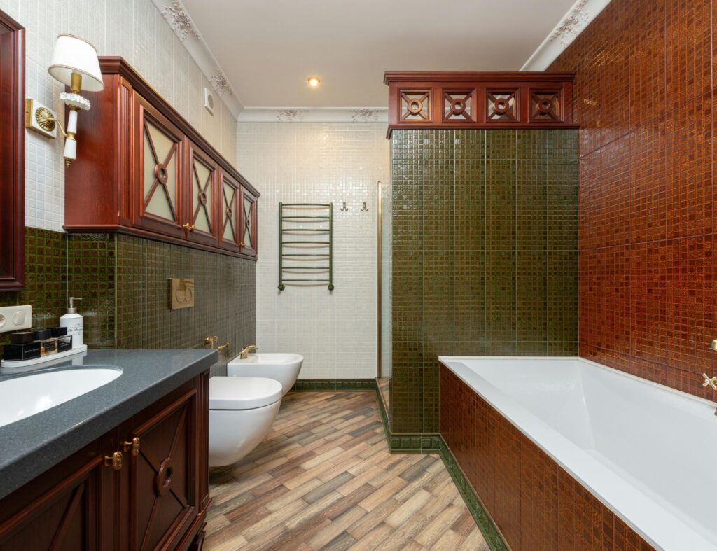 Aposte em bancadas de porcelanato para um banheiro moderno e de fácil manutenção. Fonte: Pexels